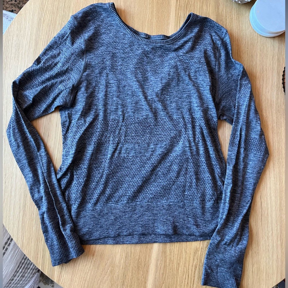 Lululemon Swiftly Tech Relaxed Long Sleeve size 6